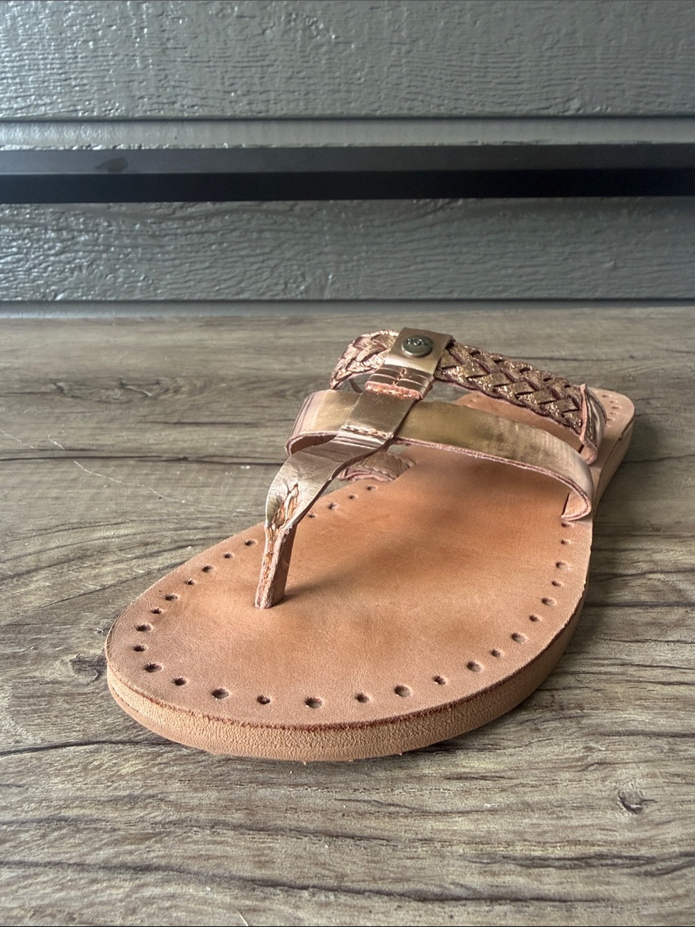 UGG Women’s Braided Metallic Tan Thong Sandals size 6